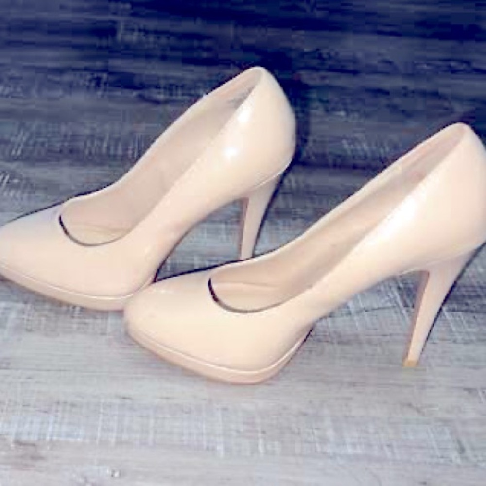 BY WORTHINGTON WHITE WOMAN HEELS OUTLINED BY BLACK! VERY COMFORTABLE!❤️👠🎁